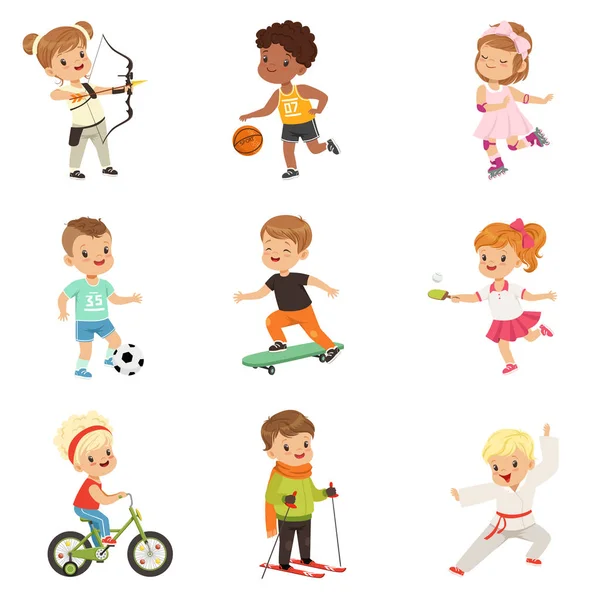 可爱的小朋友玩不同的运动, 足球, 篮球, 射箭, 空手道, 自行车, 轮滑, 滑板运动矢量插图白色背景 — 图库矢量图片