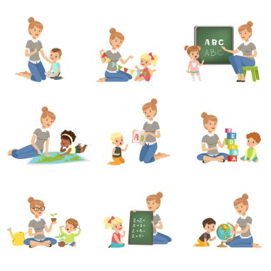 Sevimli küçük kız ve erkek çocuklar oynarken ve küme eğitim, çocuk eğitim alfabesi, coğrafya, biyoloji, matematik anaokulu, öncesi İlköğretim Okulu eğitim kavramı vektör çizimler '