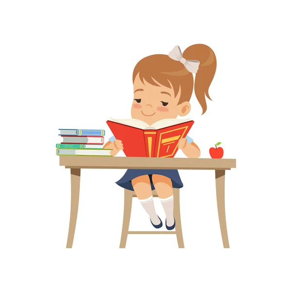 Schattig meisje zitten aan de balie en het lezen van een boek, een student van de basisschool in uniforme vector illustratie op een witte achtergrond — Stockvector