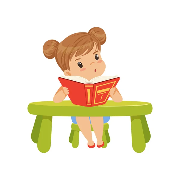Dulce niña personaje sentado en la mesa y leyendo un libro vector Ilustración sobre un fondo blanco — Archivo Imágenes Vectoriales