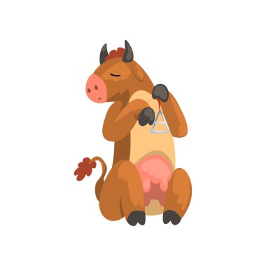 Üçgen, beyaz bir arka planda müzik aleti vektör çizim karikatür hayvan karakterle oynamaya inek