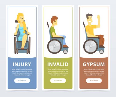 Engellilere tekerlekli sandalye afiş olarak ayarla, yaralanma, Web sitesi veya hareket eden app için öğe geçersiz, alçı düz vektör ilustrations