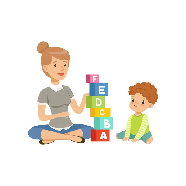 Мальчик сидит на полу и играет с кубиками ABC со своим учителем, концепт-вектор дошкольного образования Иллюстрация на белом фоне — стоковый вектор
