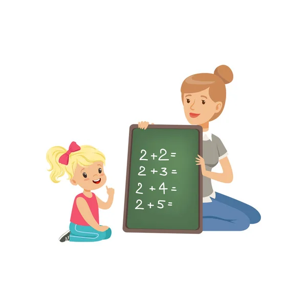 Aranyos kis lány ül a padlón, és írásban matematikai példák, tanár, kis tábla gazdaság, és segít neki, math osztály az általános iskolában, iskolai előkészítőbe beíratásának vektoros illusztráció — Stock Vector