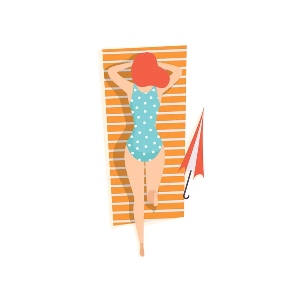 Junge Frau in blauem Badeanzug auf dem Bauch liegend und sonnenbaden am Strand, Vektordarstellung von oben auf weißem Hintergrund — Stockvektor
