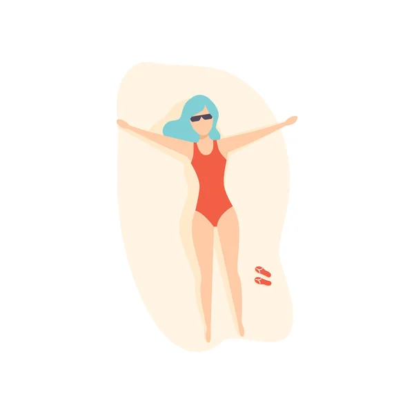 Jonge vrouw met geverfd blauw haar zonnebaden op het strand, bovenaanzicht vector illustratie op een witte achtergrond — Stockvector