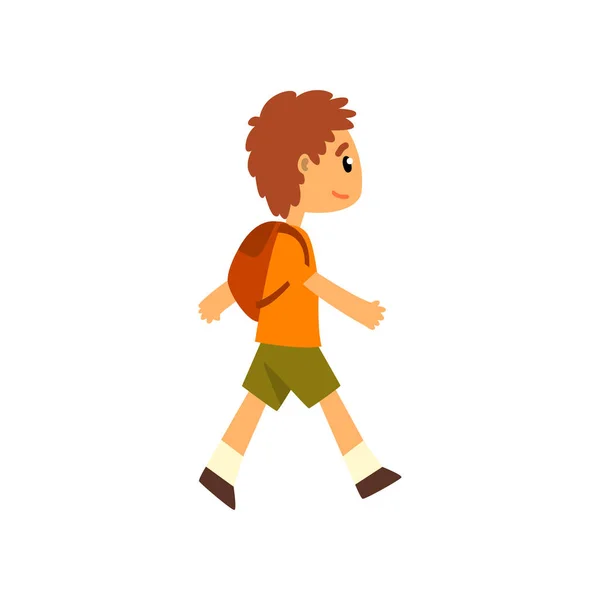 Carino ragazzo a piedi con zaino vettore illustrazione su un bianco sfondo — Vettoriale Stock