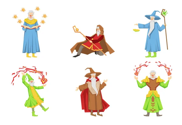Set vettoriale piatto di maghi in diverse azioni. Vecchi maghi dalla barba grigia. personaggi dei cartoni animati con poteri magici — Vettoriale Stock