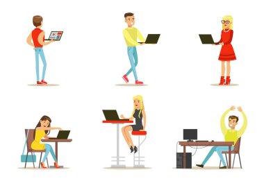 Gençler bilgisayarlarla düz vektör kümesi. Internet kullanıcıları. Çocuklar ve kız çalışma oyun, arkadaşlarınızla sohbet