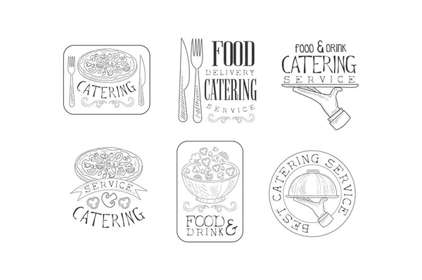 Conjunto vectorial de emblemas de bocetos para servicios de catering o comida a domicilio. Logotipos dibujados a mano con comida, cubiertos, bandejas para servir y texto caligráfico — Archivo Imágenes Vectoriales