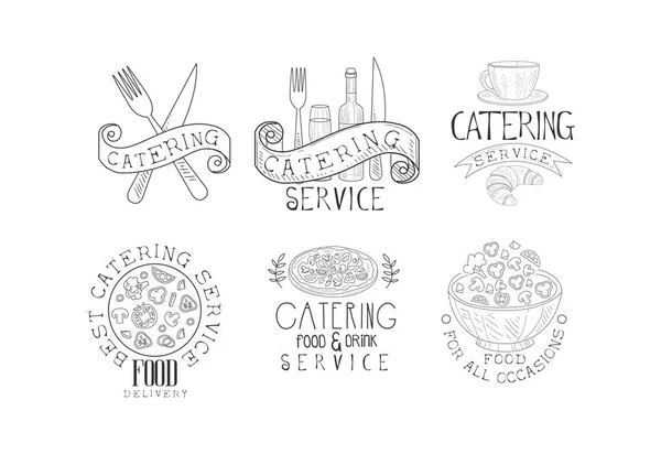 Conjunto vectorial de emblemas monocromáticos para empresas de catering y servicios de reparto de alimentos. Logotipos de bocetos con sabrosa comida, bebidas y cubiertos — Vector de stock