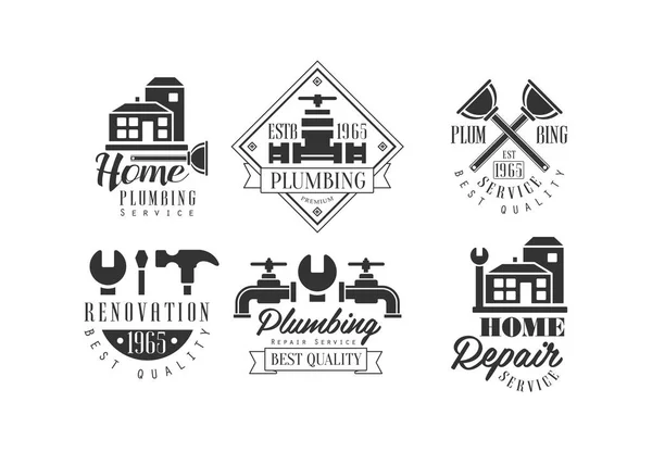 Emblemas monocromáticos originales para fontanería y servicios de renovación del hogar. Logotipos vectoriales con edificios, herramientas de trabajo y grifos de agua — Archivo Imágenes Vectoriales