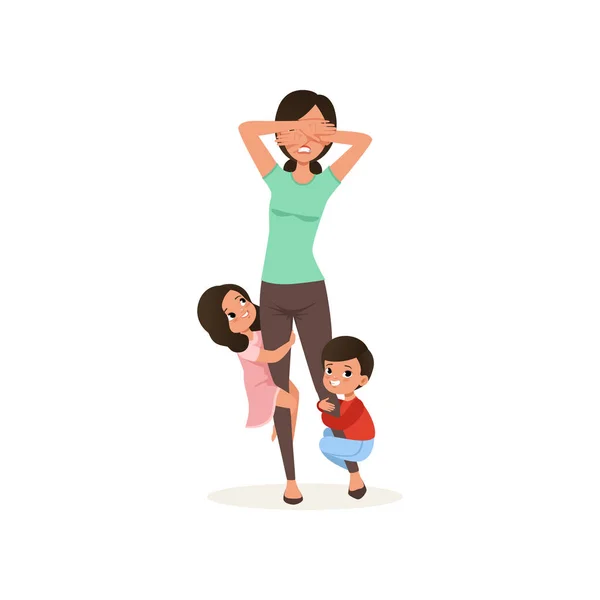 Crianças sorridentes querem brincar com sua mãe cansada, conceito de estresse parental, relacionamento entre filhos e pais vetor Ilustração em um fundo branco —  Vetores de Stock