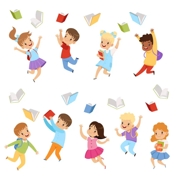 Şirin çocuk kitapları havaya kusuyor düz vektör ayarlayın. Mutlu yüzler çocuklarla. Öğrenciler İlköğretim Okulu