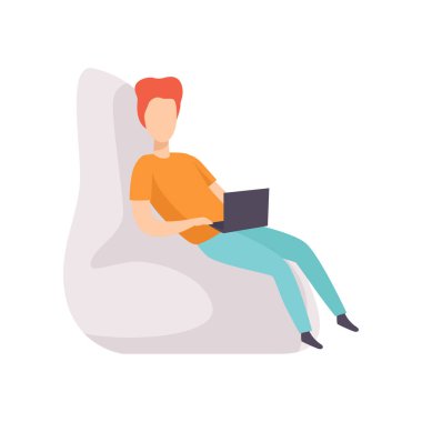 Sandalyede oturan ve çalışan dizüstü bilgisayar, uzaktan çalışma, serbest, Genç adam evde kavramı vektör illüstrasyon izole beyaz bir arka plan üzerinde çalışan.