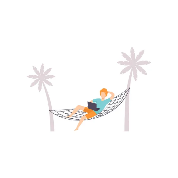 Freelancer ligger på hammock och arbetar med laptop, distansarbete, frilansande begreppet vektor Illustration på vit bakgrund — Stock vektor