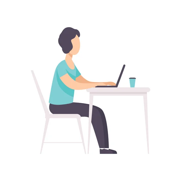 Libero professionista che lavora al tavolo con computer portatile, lavoro a distanza, concetto di freelance vettore Illustrazione su sfondo bianco — Vettoriale Stock