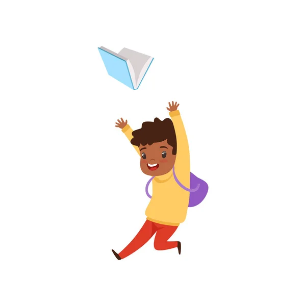 Schattige Afro-Amerikaanse jongen springen met boek, basisschool student spelen en leren van vector illustratie op een witte achtergrond — Stockvector