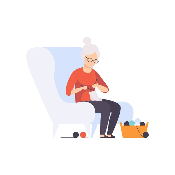 Старша жінка персонаж сидить у кріслі та в'язанні, літні люди ведуть активний спосіб життя соціальна концепція Векторна ілюстрація на білому тлі — стоковий вектор