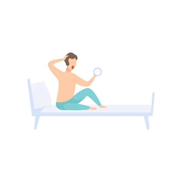 Hombre sentado en la cama con un despertador en la mano, hombre de negocios personaje llega tarde al vector de trabajo Ilustración sobre un fondo blanco — Archivo Imágenes Vectoriales