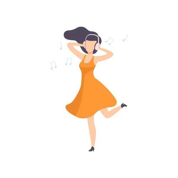 Krásná brunetka mladá žena v oranžové šaty poslech hudby a tance, holka si hudbu se sluchátky vektorové ilustrace na bílém pozadí — Stockový vektor