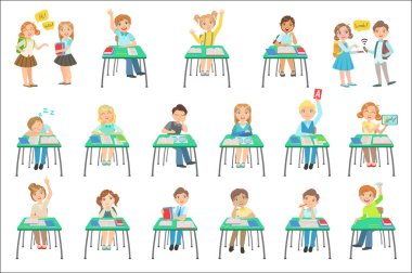 Sınıfta okul sıraları oturan çocuk