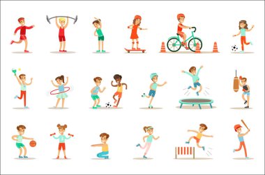 Farklı spor ve beden eğitimi fiziksel aktiviteler pratik çocuklar sınıf spor salonu ve açık havada. Futbol, Masa Tenisi, basketbol oynarken ve atletik egzersizleri yapıyor çocuk.
