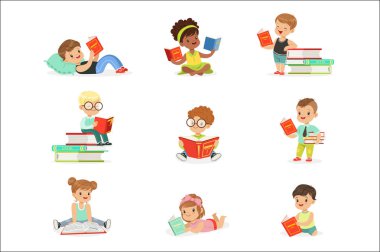 Kitap okuma ve edebiyat topluluğu sevimli erkek ve kız oturma ve kitap yığınları ile çevrili döşeme okumak sevgi dolu zevk çocuklar.