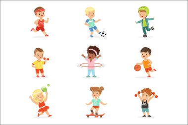 Sportif oyun oynamayı ve açık havada ve karikatür çizimleri spor salonu kümesindeki farklı spor egzersizleri zevk küçük çocuklar