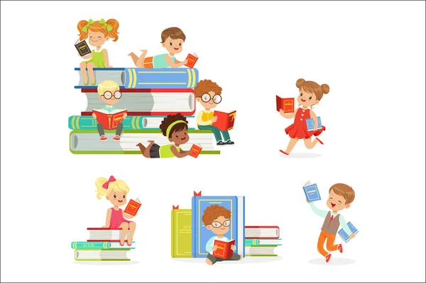Kinderen lezen van boeken en genieten van literatuur Set van leuke jongens en meisjes lief om te lezen van de vergadering en tot vaststelling van omgeven met stapels boeken. — Stockvector