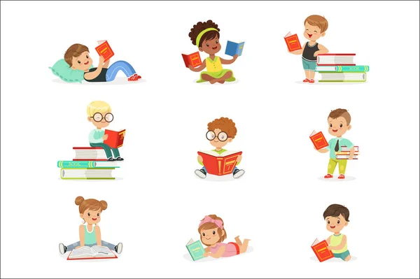 Niños leyendo libros y disfrutando de la colección de literatura de niños y niñas lindos que aman leer sentados y acostados rodeados de montones de libros . — Vector de stock