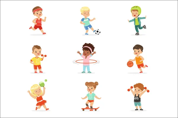 Malé děti, hrát sportovní hry a užívat si různé sportovní cvičení venku a v tělocvičně sada kreslené ilustrace — Stockový vektor