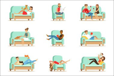 İnsanlar evde kanepe ya da koltuk tembel olması rahatlatıcı serbest zaman ve dinlenme Seris resimler dinleniyor. Hafta sonu mutlu erkek ve kadın keyfi yerinde ile kapalı.