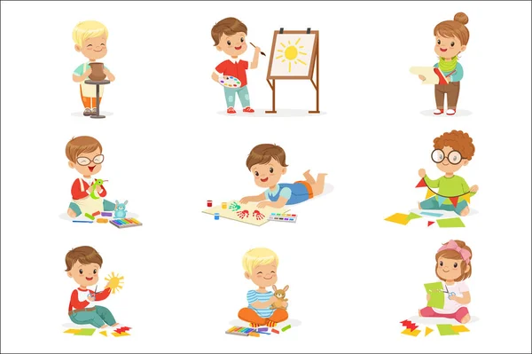 I bambini piccoli nella classe di arte nella scuola che fa le attività creative differenti, dipingendo, lavorando con la pasta e tagliando la carta . — Vettoriale Stock