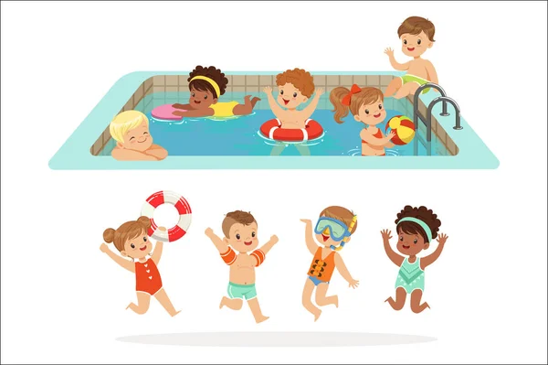 Los niños pequeños que se divierten en el agua de la piscina con flotadores y juguetes inflables en traje de baño colorido conjunto de personajes de dibujos animados lindos felices — Vector de stock