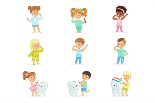 Bonitos meninos e meninas escovando dentes. Personagens de desenhos animados coloridos —  Vetores de Stock