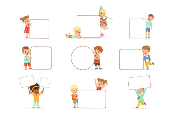 Smiling kids standing with white blank boards set. Happy little boys and girls in casual clothes holding empty posters vector illustrations — Stock Vector