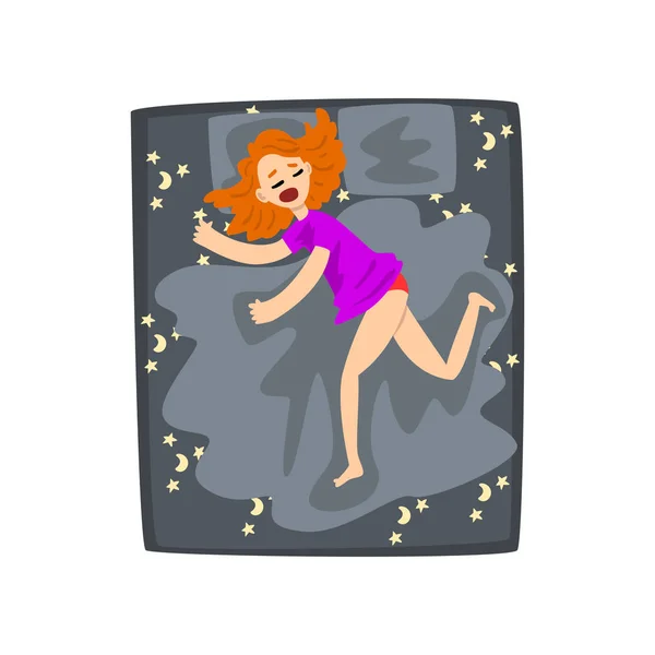 Pelirroja joven durmiendo en su cama, chica relajándose por la noche, vector de vista superior Ilustración sobre un fondo blanco — Vector de stock