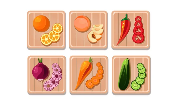 Ensemble vectoriel plat de légumes et fruits avec des tranches sur des planches en bois. Orange et pêche, poivre, oignon, carotte et concombre — Image vectorielle