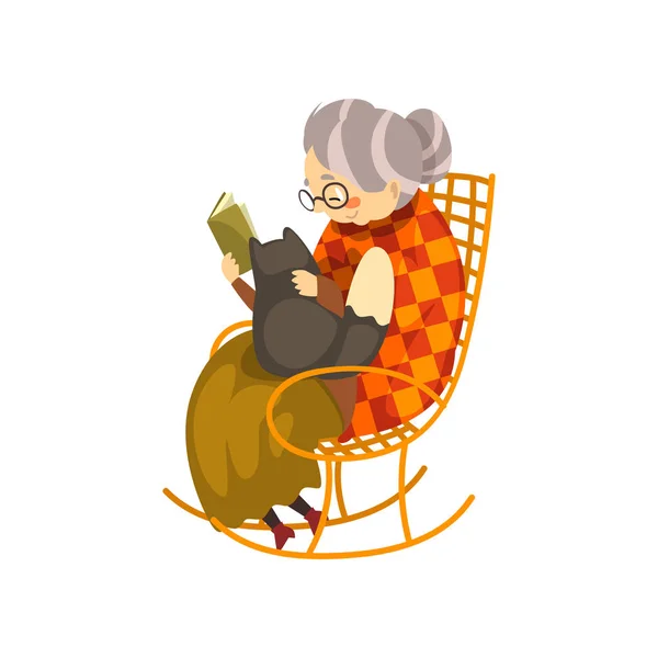 Schattige oma zitten in een gezellige schommelstoel en het lezen van een boek, de zwarte kat liggend op haar knieën, eenzame oude dame en haar dierlijke huisdier vector illustratie op een witte achtergrond — Stockvector
