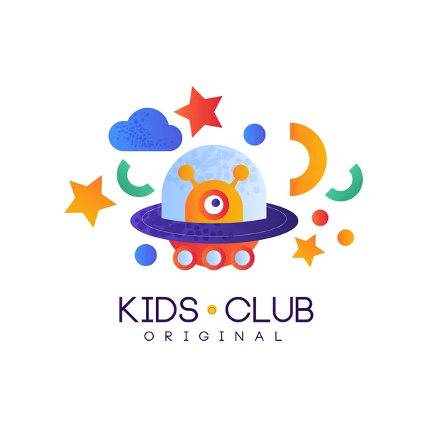 Kids club logo original, coloré modèle d'étiquette créative, aire de jeux ou badge club de divertissement avec alien mignon dans le vecteur de soucoupe volante Illustration sur un fond blanc — Image vectorielle