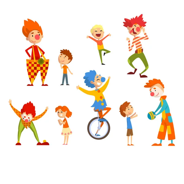 Payasos y feliz conjunto de niños pequeños, los niños se divierten en el cumpleaños, fiesta de carnaval o circo vector de rendimiento Ilustración sobre un fondo blanco — Vector de stock