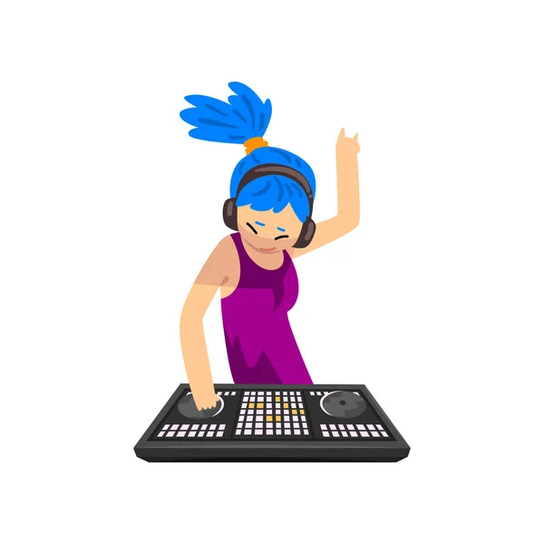 DJ chica con el pelo azul en los auriculares mezcla de música en giradiscos de vinilo, chica jugando pista en la consola mezclador vector de la cubierta Ilustración sobre un fondo blanco — Vector de stock