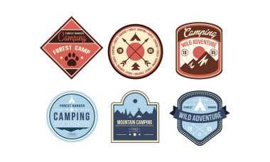 Dağ kamp retro logo koymak, orman kampı rozetleri, vahşi macera vintage etiketleri üzerinde beyaz bir arka plan illüstrasyon vektör