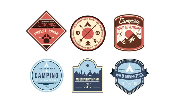 Montanha camping retro logotipo emblemas conjunto, floresta ranger acampamento, aventura selvagem vintage rótulos vetor Ilustração em um fundo branco — Vetor de Stock