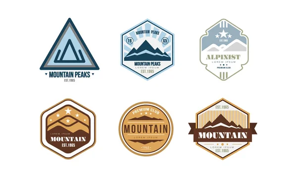 Berg pieken embleemontwerp set, camping, berg expeditie, hiking vintage etiketten vector illustratie op een witte achtergrond — Stockvector