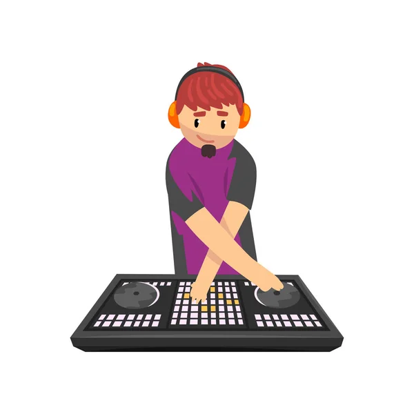 DJ sorrindo misturando música em gira-discos de vinil, jovem tocando música no mixer console deck vector Ilustração em um fundo branco —  Vetores de Stock