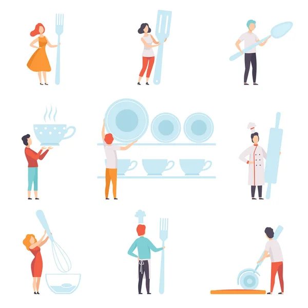 Люди, держащие гигантский набор кухонных инструментов, безликие мужчина и женщина стоят с вектором кухонной утвари Иллюстрация на белом фоне — стоковый вектор