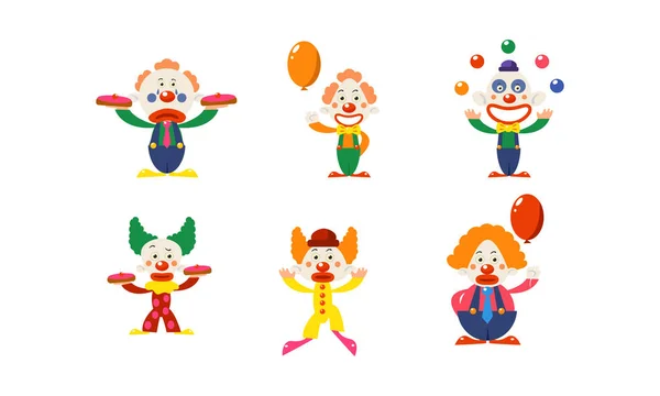 Conjunto de vectores planos de payasos en diferentes acciones. Divertidos personajes de dibujos animados maquillaje en las caras. Artistas del circo — Vector de stock