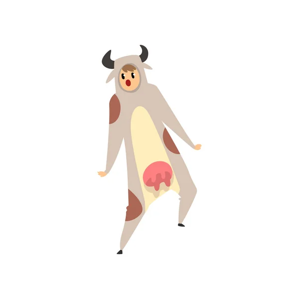 Hombre con traje de animal de vaca, persona en mono o kigurumi teniendo divertido vector Ilustración sobre un fondo blanco — Vector de stock